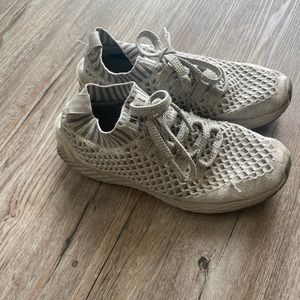 Women’s size 8 NOBULL runners